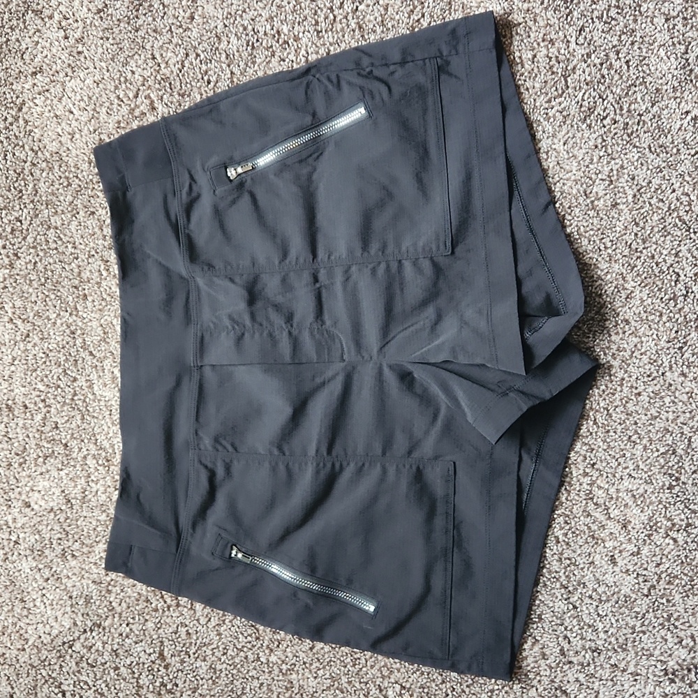 Athleta Trekkie North Mid Rise Short, Black, Size 6
